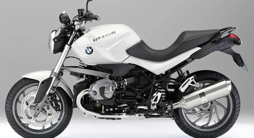 Biały motocykl BMW R1200R z czarnym siedzeniem i detalami, prezentujący moc i styl.