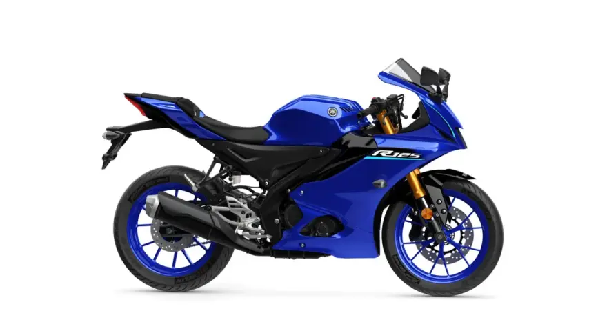 Niebieski Yamaha YZF-R125 gotowy do osiągnięcia swojej prędkości maksymalnej.