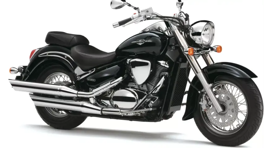 Czarny motocykl Suzuki Intruder 800, klasyczny cruiser. Wady i zalety tego modelu to m.in. jego styl i komfort jazdy.