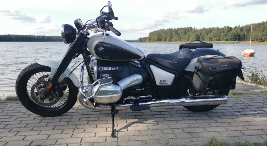 Motocykl BMW 1800cc z sakwami nad jeziorem. Idealny na podróż, cena do negocjacji.