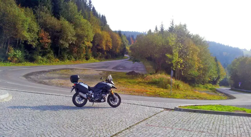 Fajne trasy motocyklowe w Polsce: Gdzie szukać zakrętów i widoków?