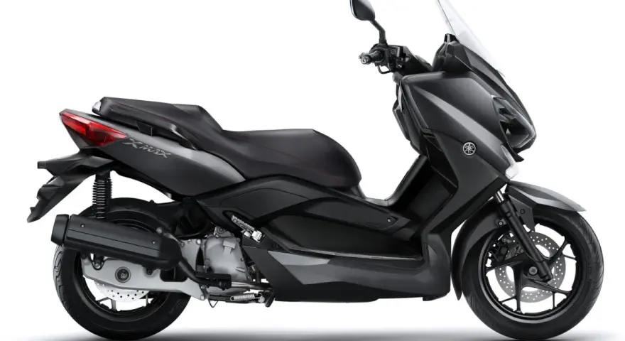 Ciemnoszary skuter Yamaha X-MAX 125, gotowy do osiągnięcia swojej prędkości maksymalnej.