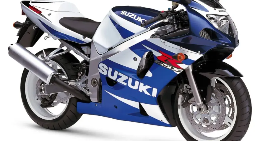 Suzuki GSX-R 600 SRAD w niebiesko-białych barwach, gotowy do jazdy po torze.