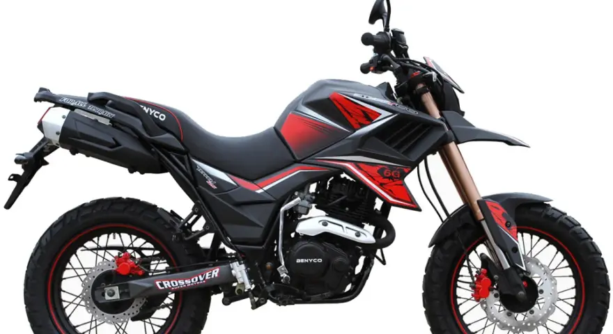 Czarny motocykl z czerwonymi akcentami, gotowy na przygody. To nie są zwykłe amerykańskie motocykle, to maszyna do pokonywania terenu.