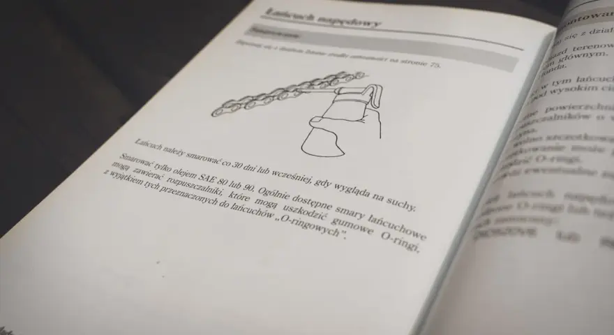 Ilustracja pokazuje, jak smarować łańcuch. Użyj oleju SAE 80 lub 90, unikaj smarów z rozpuszczalnikami, by nie uszkodzić O-ringów.