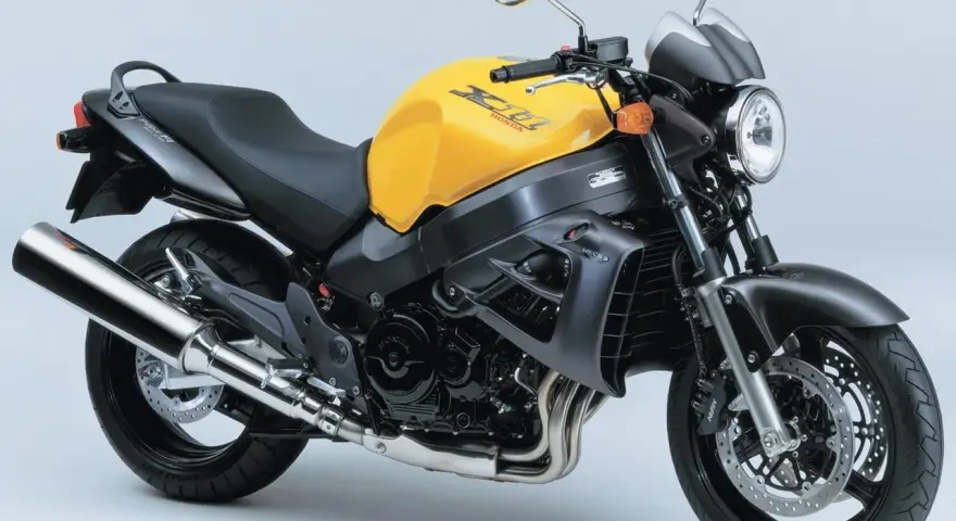 Żółty motocykl Honda X11, klasyk z lat 2000. Poznaj jego honda x11 dane techniczne i poczuj moc!