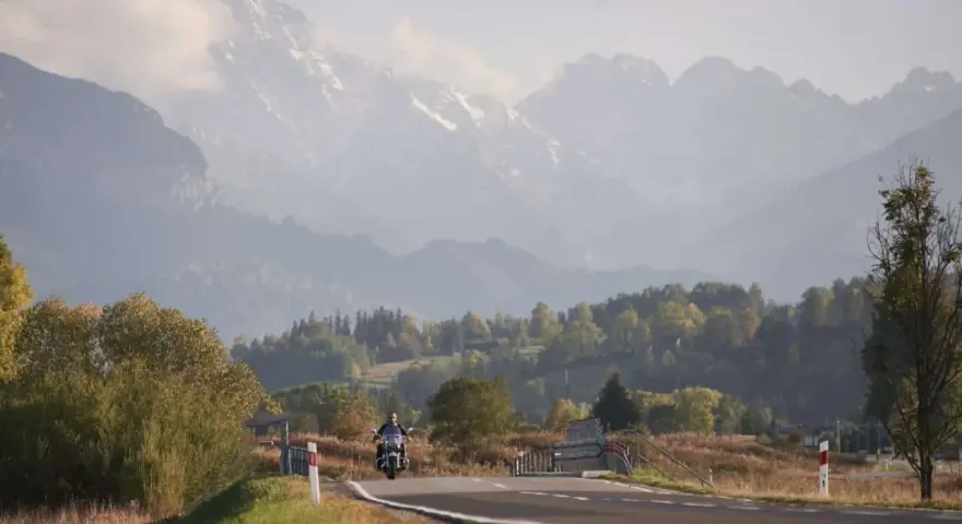 Gotowe trasy motocyklowe w Polsce: Odkryj przygodę bez planowania!