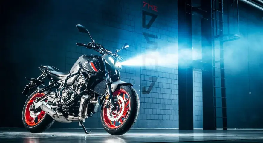 Yamaha MT-07 z zapalonymi światłami, gotowa do jazdy. Sprawdź yamaha mt 07 dane techniczne i poczuj moc!