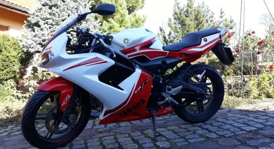 Sportowy motocykl Yamaha TZR 50 w biało-czerwonych barwach, gotowy do jazdy z v-max.