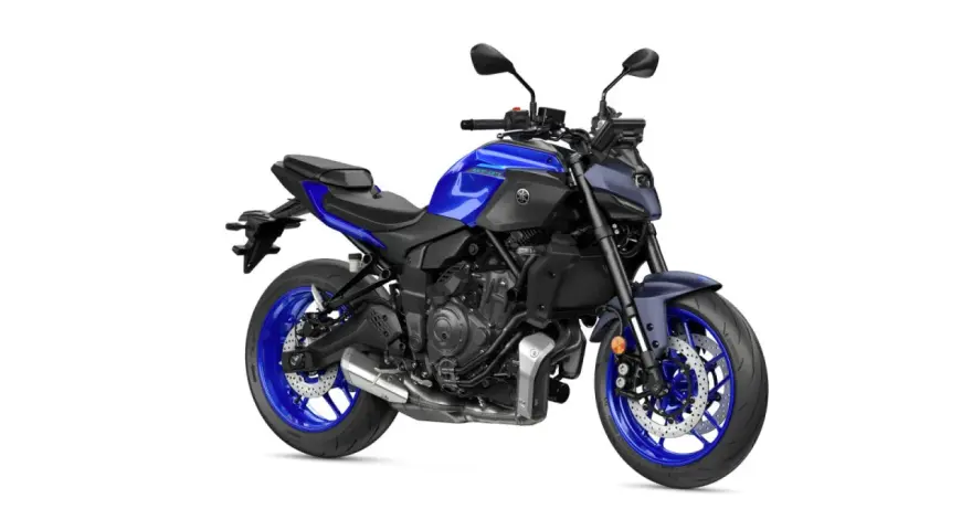 Niebieski motocykl Yamaha MT-07, z mocnym silnikiem, gotowy do jazdy, jak jego większy brat V-Max.