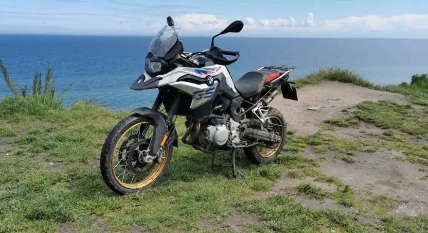 BMW 850 GS na klifie nad morzem, gotowy na przygodę.