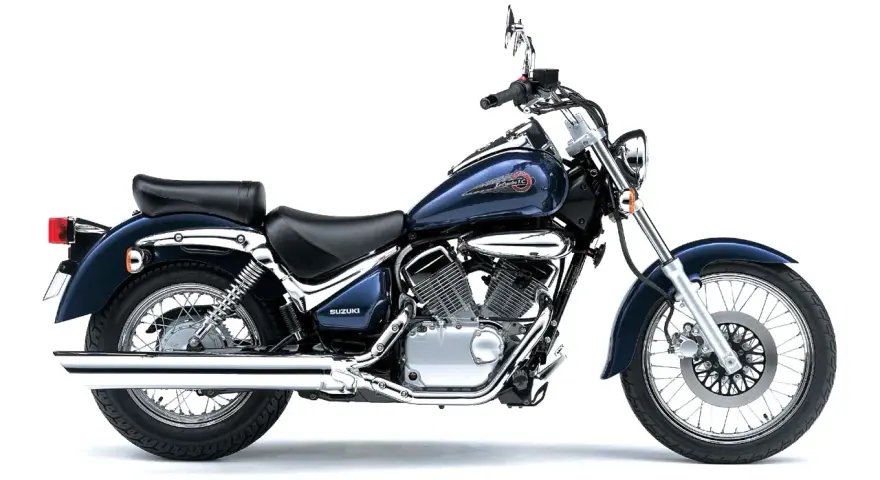 Stylowy, ciemnoniebieski motocykl Suzuki Intruder z chromowanymi elementami, gotowy na przygodę.