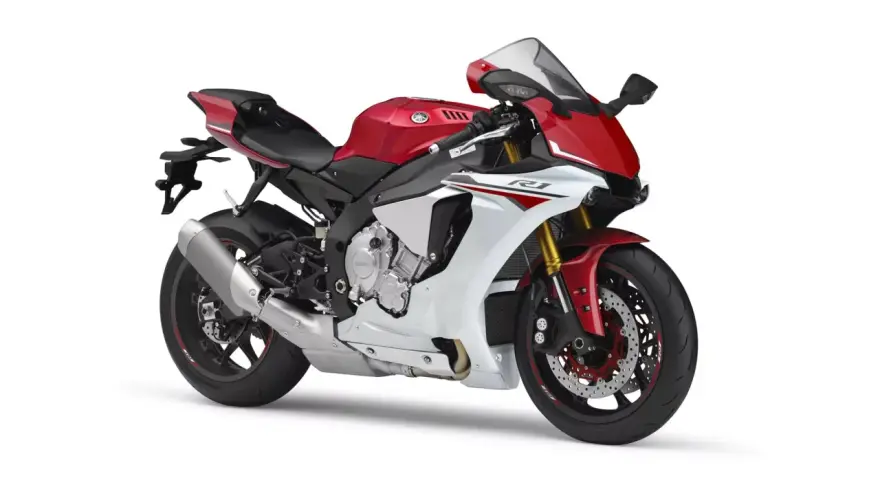 Sportowy motocykl Yamaha R1 2016 w kolorze czerwono-białym, gotowy do jazdy.