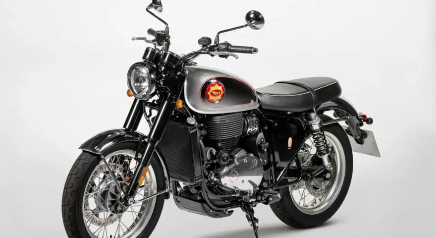 Klasyczny motocykl BSA, jeden z legendarnych angielskich motocykli, z chromowanymi elementami i czarno-srebrnym malowaniem.
