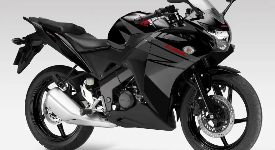Czarny motocykl sportowy Honda CBR 125R. Pamiętaj o regularnych przeglądach, co ile przegląd motocykla 125?