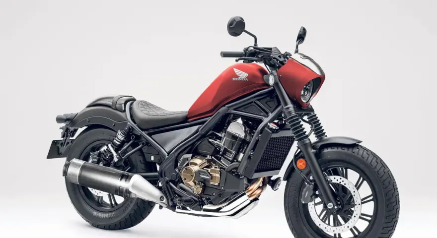 Czerwony motocykl Honda Rebel 125. Dane techniczne tego stylowego cruisera z pewnością zachwycą każdego fana dwóch kółek.