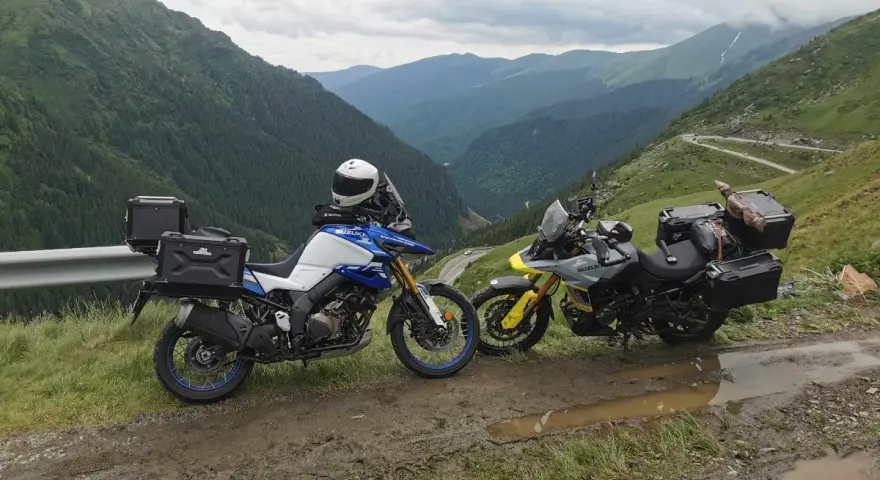Dwa motocykle na górskiej drodze w Rumunii. Podróż motocyklem po Rumunii, koszty paliwa i noclegów.