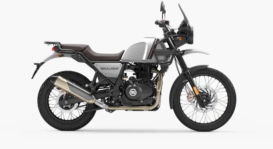 Srebrny Royal Enfield Himalayan gotowy na przygodę. Solidna konstrukcja, wygodne siodło i terenowe opony.