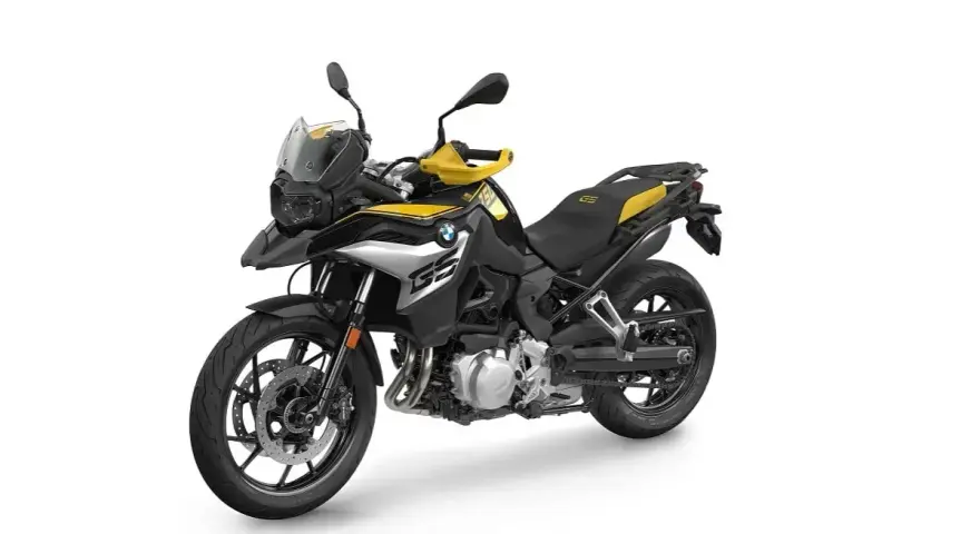 Czarny motocykl BMW f750gs z żółtymi akcentami, gotowy na przygodę.