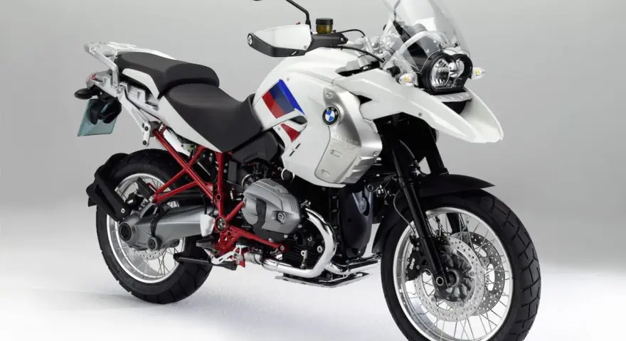 Biały motocykl BMW R1200GS z czerwonym stelażem. Czy to model olejowy, czy wodny?