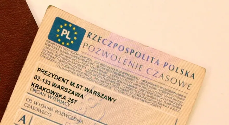 Polski tymczasowy dowód rejestracyjny z pieczęcią "Rzeczpospolita Polska Pozwolenie Czasowe".