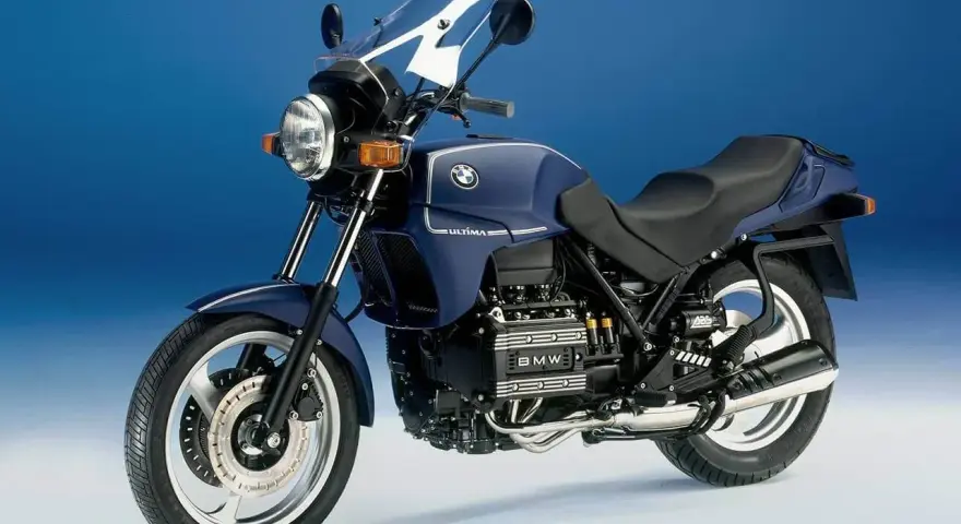 Granatowy motocykl BMW K75 z owiewką i widocznym silnikiem. Szczegółowe dane techniczne BMW K75 dostępne w sieci.