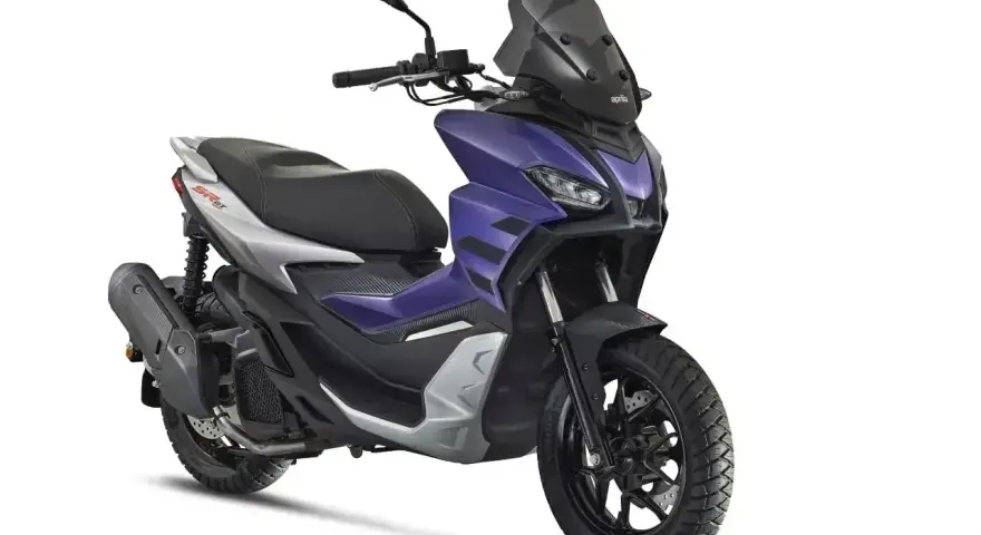 Fioletowy skuter Aprilia SR GT 125, jeden z najszybszych 125 na rynku, z czarną szybą i siedzeniem.