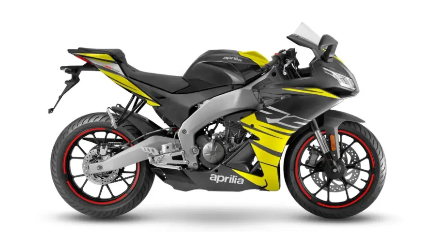 Sportowy motocykl Aprilia RS 125 w czarno-żółtej kolorystyce, gotowy do osiągnięcia swojej maksymalnej prędkości.