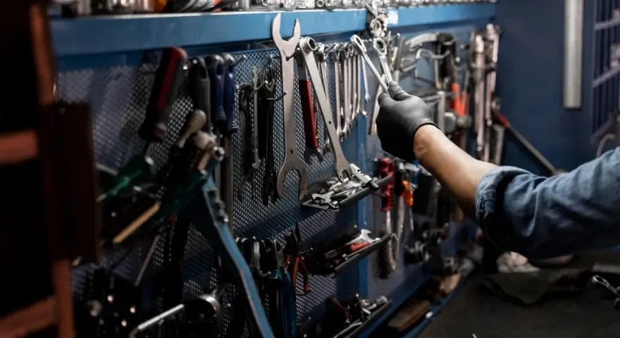 Gdzie mechanik nie może, tam... olejarka pomoże! Sprawdzamy, jak wybrać solidną olejarkę ciśnieniową