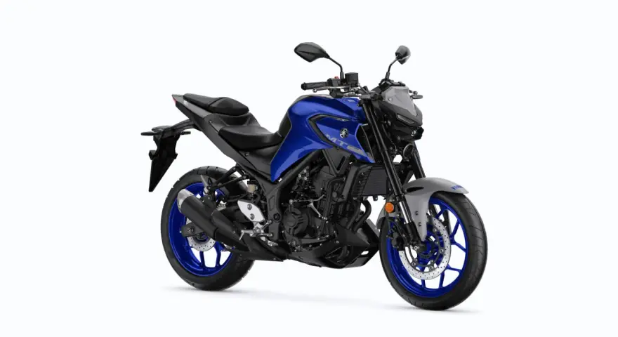 Niebieski motocykl Yamaha MT-03 z czarnymi akcentami i niebieskimi felgami, gotowy na miejskie przygody.
