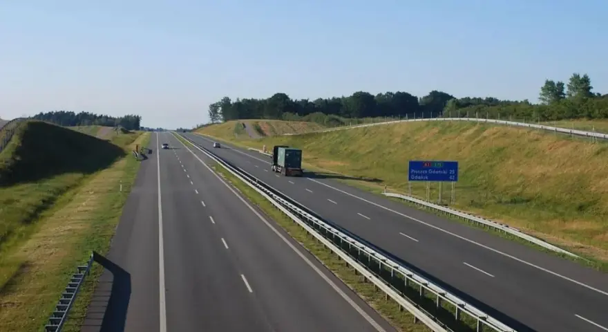 Autostradą A1 w kierunku Gdańska, z widocznym znakiem informującym o odległości do Pruszczu Gdańskiego i Gdańska.