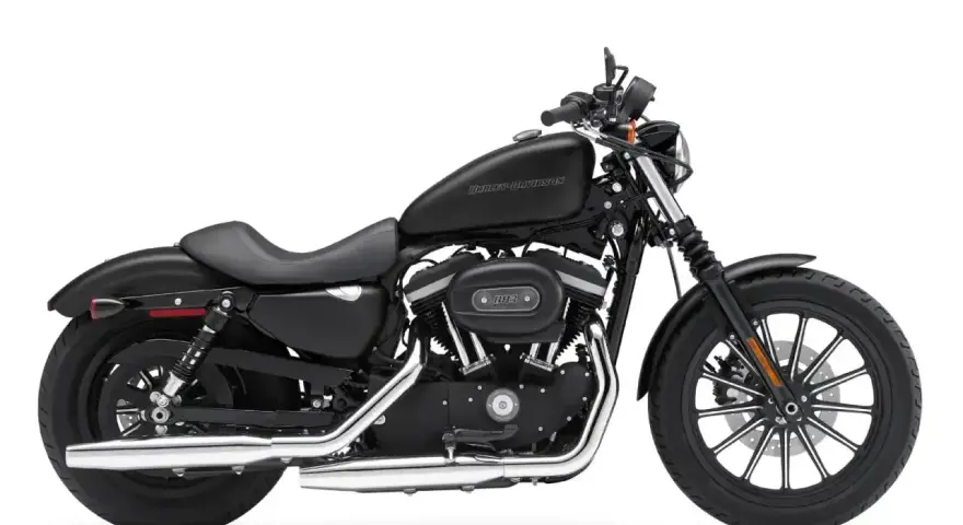 Czarny motocykl Harley-Davidson Sportster. Ten model to świetny wybór, jeśli zastanawiasz się, jaki chopper jest najmniej awaryjny.