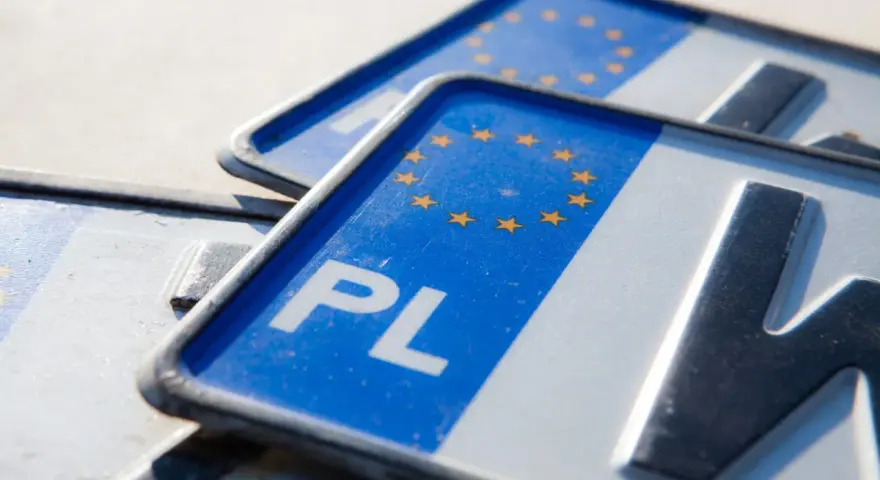 Zbliżenie na polskie tablice indywidualne motocykl z symbolem UE.