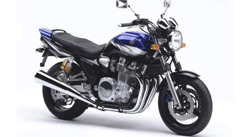 Stylowy motocykl Yamaha XJR w kolorze niebiesko-czarnym, z chromowanymi elementami i potężnym silnikiem.