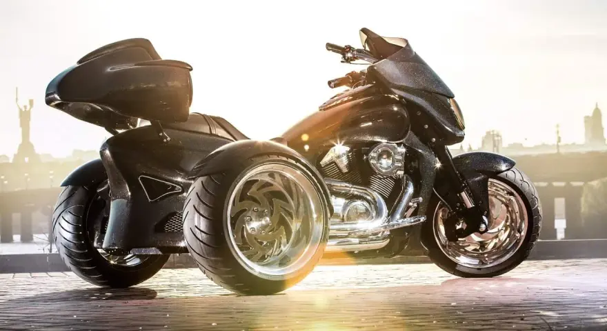 Lśniące, czarne motocykle trójkołowe na kat B. Majestatyczne maszyny z chromowanymi felgami, gotowe na podbój dróg.