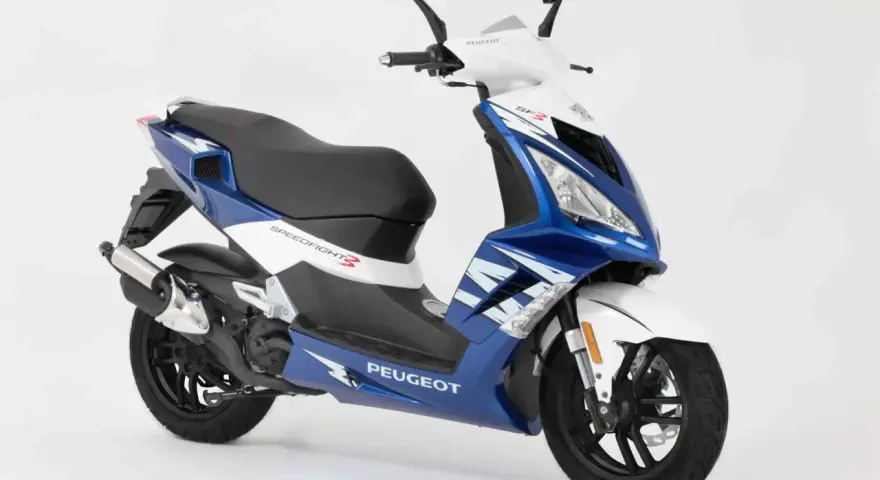 Niebiesko-biały skuter Peugeot Speedfight 3, jeden z najbardziej bezawaryjnych skuterów 50.