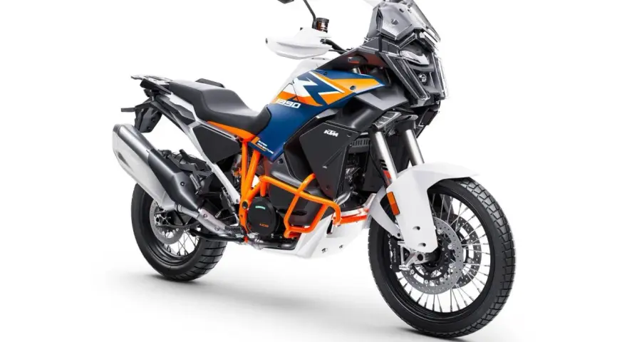 Pomarańczowo-niebieski motocykl KTM 1290 Super Adventure R gotowy na każdą wyprawę.