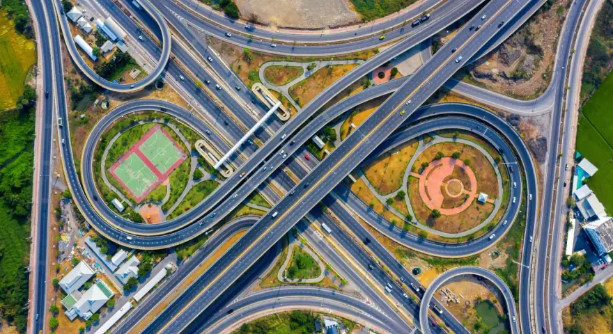 Autostrada vs ekspresówka: Co je dzieli? Prędkość, opłaty, znaki