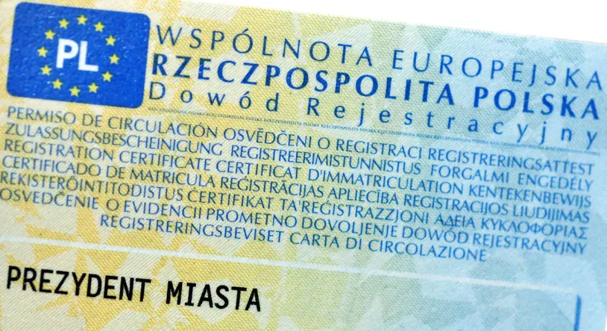 Zgubienie dowodu rejestracyjnego to problem. Na dokumencie widnieje napis "Dowód Rejestracyjny" oraz godło Polski.