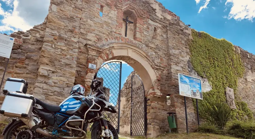 Motocyklem z Krakowa: Od łagodnych pętli po górskie winkielki!