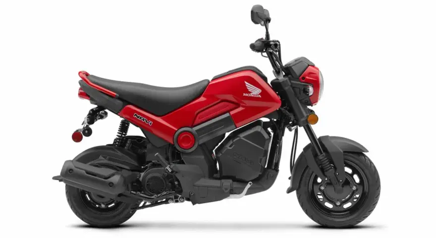 Czerwony skuter Honda Navi z czarnymi akcentami, idealny do miejskich podróży.