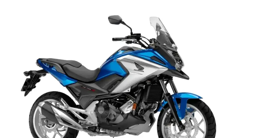 Niebiesko-srebrny, ekonomiczny motocykl turystyczny Honda NC750X gotowy na przygodę.