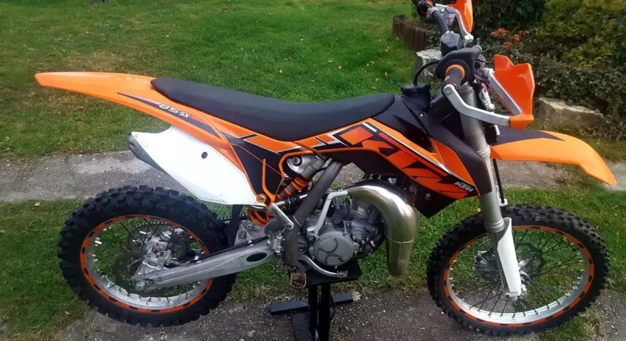Pomarańczowy KTM SX 85 gotowy do jazdy, z pewnością osiągnie imponującą prędkość maksymalną.