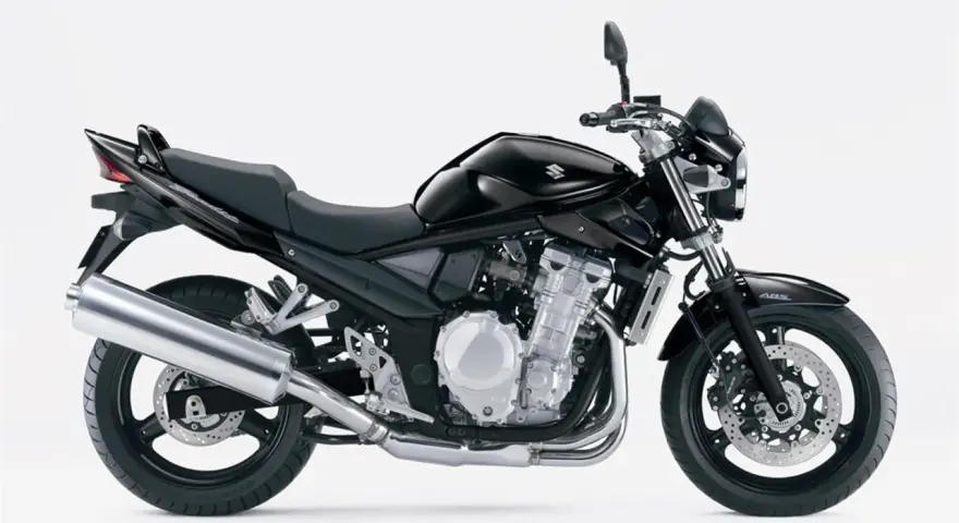 Czarny motocykl Suzuki Bandit 600, z widocznym silnikiem i wydechem. Idealny do miasta i na trasę, sprawdź suzuki bandit 600 dane techniczne.