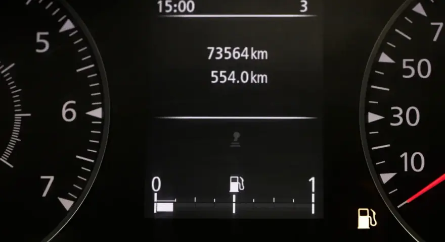 Na desce rozdzielczej widać zegar 15:00, licznik 73564 km i wskaźnik paliwa. To już spora motogodzina!