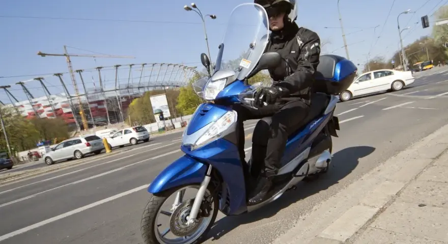 Motorower: definicja, prawo jazdy, koszty i różnice ze skuterem