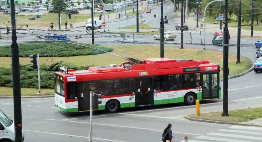 Czerwony trolejbus z napisem "Lublin" na ulicy. Zastanawiasz się, jak dojadę do celu? Ten pojazd to dobry trop.