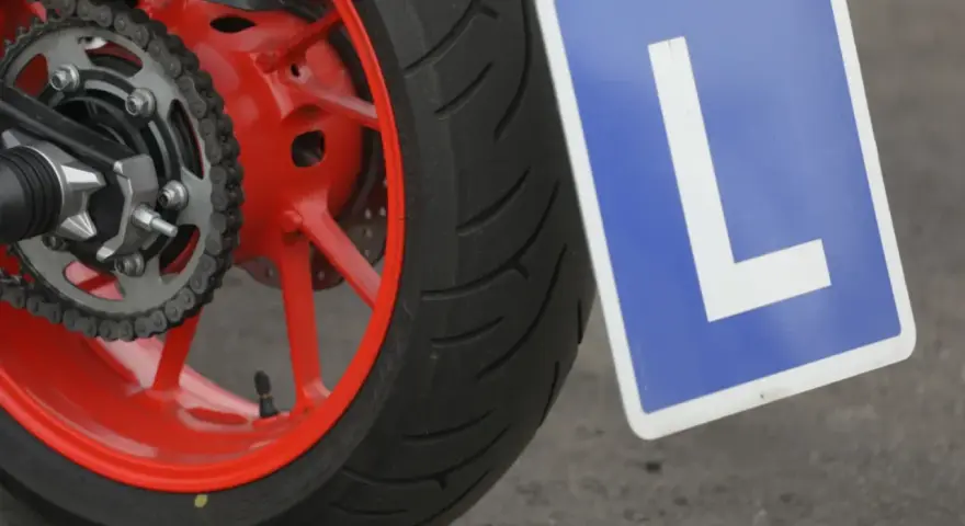 Tablica "L" na motocyklu. Czy z prawem jazdy AM można wozić pasażera?