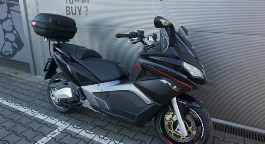 Czarny skuter Aprilia SRV 850 z kufrem, gotowy do zakupu.