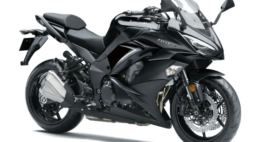 Czarny motocykl Kawasaki Z1000SX z matowym wykończeniem, sportową sylwetką i dużą szybą.